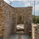 In realt� � uno stretto camminamento che segue il perimetro dell�edificio